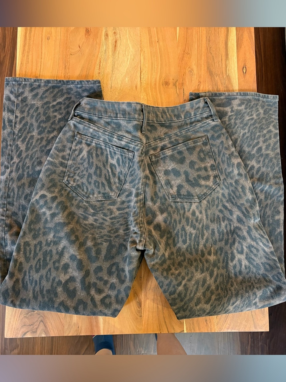 Abercrombie & Fitch Leopard Print High Rise 90’s Relaxed Jeans - Picture 3 of 4